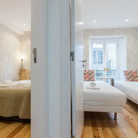 Liberty Patio Two-bedroom W/ Patio - By Lu Holidays Daire *