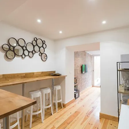 Liberty Patio Two-bedroom W/ Patio - By Lu Holidays דירה